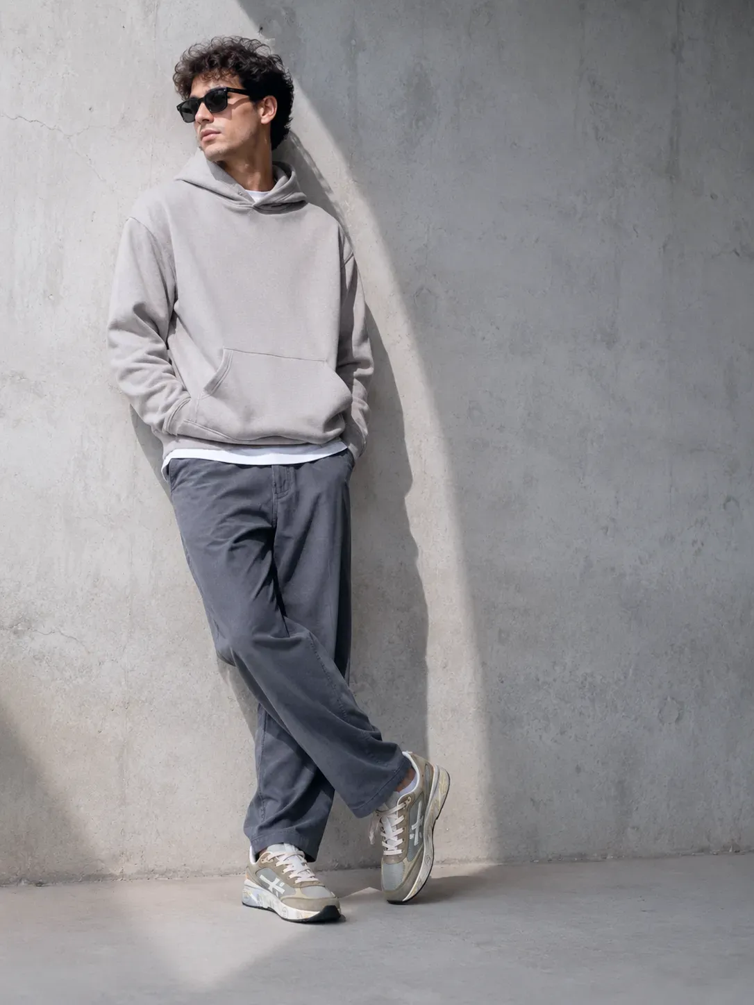Model przy ścianie — casual